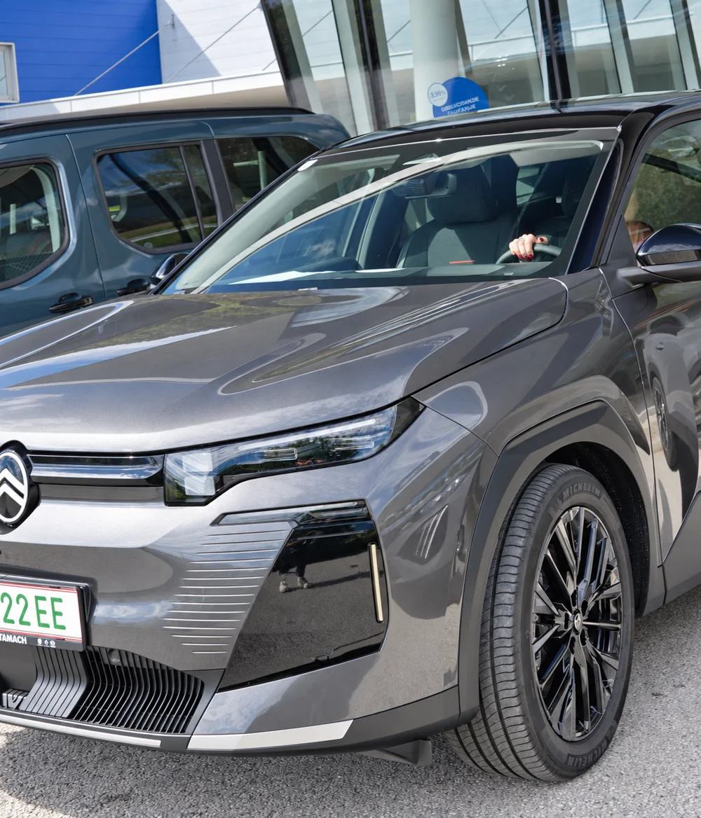 Der neue C5 Aircross vor dem Autohaus Baumann
